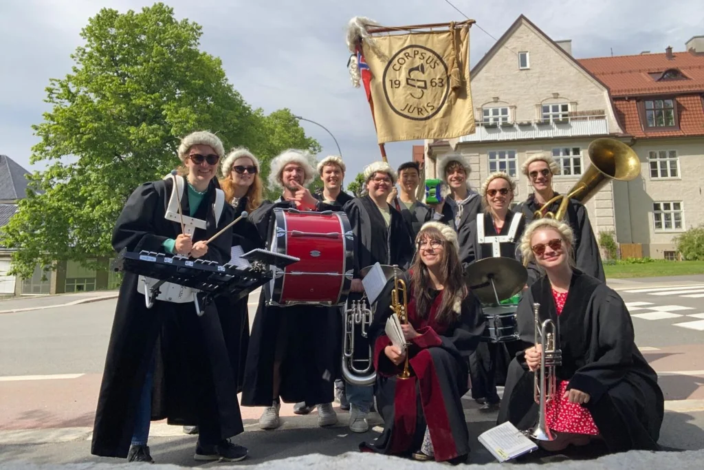 Corpsus Juris (Oslo Law Faculty Jazz Wind Band) outside in the sun, summer of 2023, Oslo